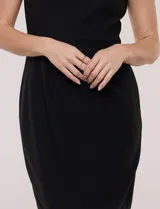 Vestido midi de crepe color azul, sin mangas, con cuello asimétrico con pliegues y ruedo con terminación en encaje calado.