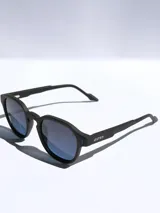 Lentes de sol Osten modelo Cairo con armazón de pasta negro mate y cristales polarizados con protección UV 400.