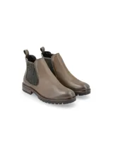 Botín Chelsea de cuero graneado color oliva con elásticos laterales de tejido grueso, plantilla de cuero y textil, y suela tipo track. Diseñado en Uruguay y fabricado en Europa.