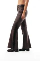 Pantalón semi oxford de cuero ovino color chocolate, con corte ajustado en la parte superior y botamanga acampanada, destacando flecos largos en los laterales.