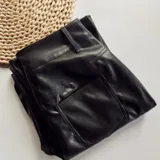 Pantalón de ecocuero negro, de corte recto y tiro alto.