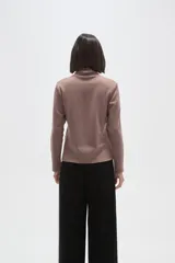 Polera de manga larga con cuello alto, confeccionada en tejido de punto suave.