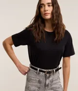 Remera básica de algodón color negro, con cuello redondo y manga corta.