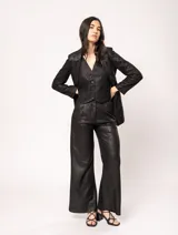 Blazer oversized color beige de corte recto, confeccionado en tela con lino.