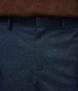 Pantalón de vestir masculino modelo básica, con cintura con trabillas, cierre tradicional con vista oculta y bolsillos laterales.