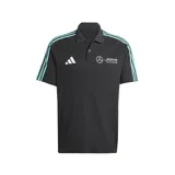 Polo gris oscuro de Adidas Motorsports, con cuello clásico, cierre de dos botones y mangas cortas con tres rayas turquesas. Logotipo de Adidas bordado en blanco en el pecho izquierdo y logo de Mercedes AMG Petronas Formula One Team estampado en el pecho derecho.