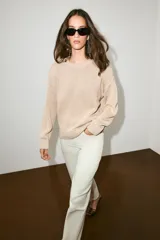 Jersey de punto grueso color beige, con cuello redondo y manga larga, de diseño amplio y acabados en rib.