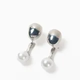 Caravanas colgantes de metal plateado con diseño de gota superior y perla blanca en la parte inferior.