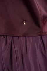 Musculosa negra de satén con escote en V, tirantes finos y detalle de volados en el pecho.