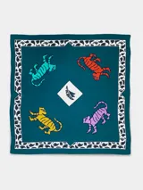 Pañuelo cuadrado de 100x100 cm, color azul marino con estampado de tigre y borde con diseño floral en color dorado.