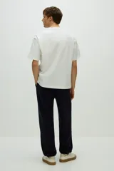 Pantalón deportivo de felpa de mezcla de algodón, color azul marino oscuro, con interior cepillado suave. Modelo con elástico revestido y cordón ajustable en la cintura, bolsillos laterales y puños acanalados.