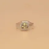 Anillo de diseño tipo sello con mesa hexagonal, elaborado en plata 925 con aplique central de abeja en oro 18k sobre una base texturizada.