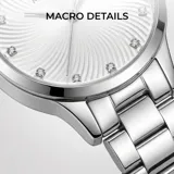 Reloj analógico de mujer con movimiento de cuarzo japonés, caja de aleación metálica y malla de acero inoxidable. Presenta una esfera plateada con detalles brillantes y diseño minimalista.