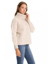 Buzo de punto grueso con textura en relieve, de cuello volcado y mangas largas con hombros caídos. Presenta puños y ruedo con terminación en rib.