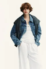 Pantalón de felpa de tiro alto con cintura elástica y corte recto. Cuenta con bolsillos laterales ocultos en la costura y bajo ajustable con cordón elástico y stoppers.