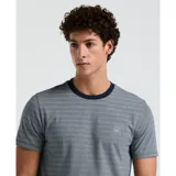 Remera gris con rayas horizontales finas en jacquard, cuello redondo con ribete azul marino y logo de pingüino bordado en el pecho.