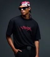 Remera de algodón con corte relajado, cuello redondo y mangas cortas. Presenta una estampa frontal con lettering en color rojo y un diseño gráfico en la espalda.