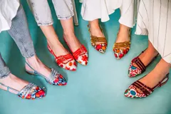Bailarinas destalonadas con tejido bordado a mano con tiras a contraste en terciopelo granate, con hebillas metálicas. Interior en piel y suela de cuero. Modelo exclusivo de dfyf diseñado y fabricado en España.