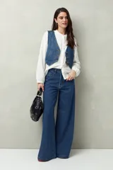 Jean de tiro alto, color negro lavado, con calce ultra wide leg y silueta amplia desde la cadera hasta el bajo.