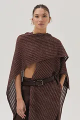 Ruana tejida con detalle de lurex, de diseño abierto y sin mangas, con escote en V profundo y ajuste mediante cinturón en la cintura.