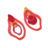 Par de aros colgantes con diseño abstracto, compuestos por figuras geométricas superpuestas en tonos rojo, naranja y rosa.