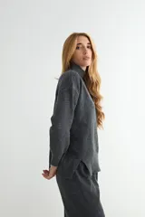 Conjunto de dos piezas compuesto por un sweater de cuello alto con aberturas laterales en el ruedo y un pantalón de corte recto y holgado, ambos confeccionados en tejido de punto suave.