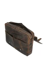 Maletín marrón de cuero para hombre, con solapa frontal, doble correa con hebillas y broches magnéticos, asa superior y correa de hombro ajustable y removible.