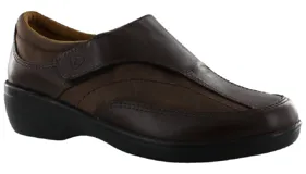 Zapatos de cuero color marrón con diseño ergonómico, cierre de velcro lateral y suela de goma negra. Ideales para uso diario por su comodidad y ajuste.