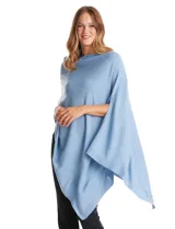 Poncho tejido de punto con diseño asimétrico y aberturas laterales para los brazos.