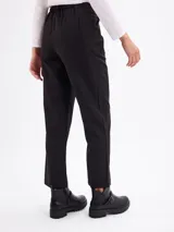 Pantalón de vestir color beige, de corte recto y holgado, con cintura alta.