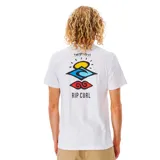 Remera blanca de algodón con cuello redondo y manga corta. Estampado pequeño en el pecho con el logo de Rip Curl y un diseño de sol, olas y montañas.