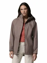 Campera impermeable Columbia modelo Hikebound II, color marrón topo, con tecnología Omni-Tech, capucha ajustable, cierre frontal con solapa, cintura ajustable con cordón y bolsillos laterales con cierre.