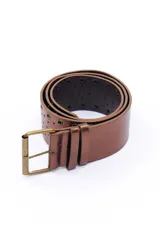 Cinto ancho color cobre con hebilla metálica color bronce y perforaciones.
