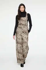 Jardinera larga de corte amplio, con diseño de estampado animal print, tirantes ajustables con hebilla metálica, bolsillos laterales y pernera recta.