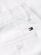 Bermuda cargo blanca de corte amplio, con pierna recta y múltiples bolsillos. Confeccionada en sarga de algodón elástico.