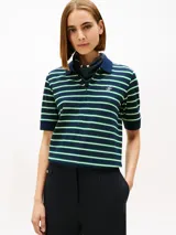 Chomba de piqué de Tommy Hilfiger en mezcla de algodón elástico, color azul marino con rayas horizontales en verde y blanco. Cuenta con cuello polo, media cremallera frontal y logo bordado en el pecho.