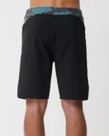 Short de baño con estampado de camuflaje en tonos verde y negro, de secado rápido y diseño cómodo ideal para surf.