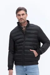 Campera puffer de nylon color beige, con diseño minimalista, cuello alto, cierre frontal y puños elásticos. Presenta logo de la marca bordado en el pecho.