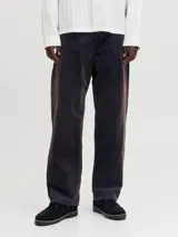 Jean baggy de tiro alto con corte holgado y diseño clásico de cinco bolsillos. Presenta un lavado oscuro tipo rinse, confeccionado en denim de algodón resistente.