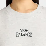 Buzo de cuello redondo New Balance, confeccionado en vellón de algodón cepillado, con diseño de corte extragrande y logo de la marca bordado en el centro del pecho.