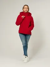 Campera ligera acolchada de la marca Tommy Hilfiger, con diseño de costuras en zigzag. Presenta cuello alto con capucha ajustable mediante cordones, cierre frontal de cremallera y dos bolsillos laterales también con cierre. El diseño es funcional y moderno.