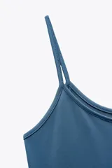 Camiseta ajustada negra con escote redondo y tirantes finos.