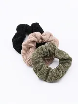 Set de tres scrunchies de tela plisada brillante en colores negro, rosa y verde oliva.