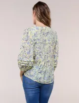Blusa holgada de gasa estampada en tonos amarillos y azules, con cuello en V, mangas 3/4 abullonadas y alforzas horizontales.