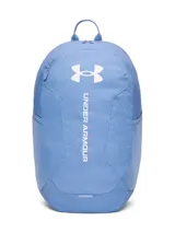 Mochila Under Armour modelo Hustle Lite de color celeste, con el logotipo y la inscripción de la marca en color blanco en la parte frontal. Cuenta con tecnología UA Storm resistente al agua, funda interior para portátil y bolsillos laterales.