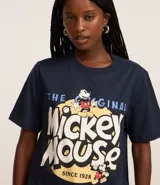 Remera azul marino de algodón con estampa de Mickey Mouse en el frente.