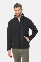 Campera polar de abrigo con cuello alto, cierre frontal y bolsillos laterales. Presenta detalles de marca en el cuello y en la manga.