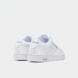 Championes Reebok Club C 85 de cuero blanco con detalles en rojo y suela de goma.