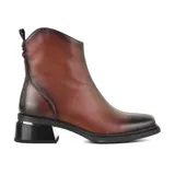 Bota corta de cuero color marrón con detalle de degradado a negro en la puntera y el talón. Tiene cierre lateral y taco cuadrado negro.