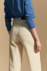 Pantalón negro de tiro alto y fit recto, confeccionado en algodón con elastano.